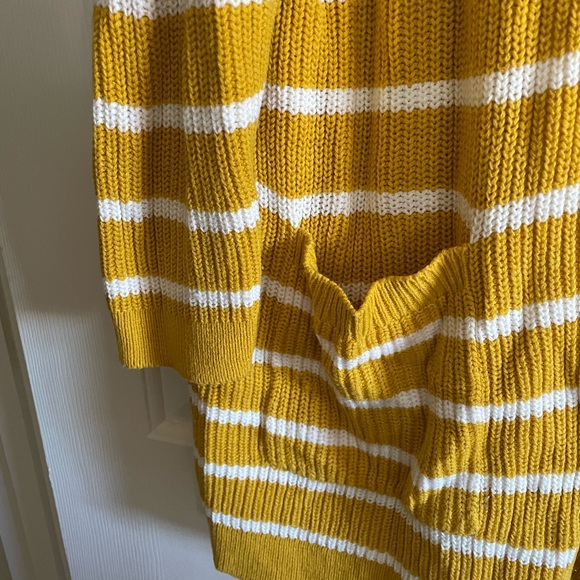 Old Navy XXL Yellow and White Cardigan. - Picture 2 of 3